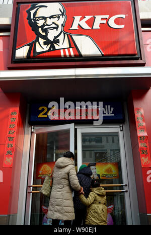 ------ Kunden ein KFC Fastfood Restaurant von Yum Marke in Xuchang Stadt eingeben, Zentrale China Provinz Henan, 27. Januar 2014. Ausländische Investoren Stockfoto