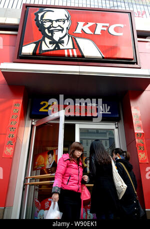 ------ Chinesische Kunden eingeben oder ein Fastfood-restaurant von KFC von Yum Exit! Marken in Stadt Xuchang, Zentrale China Provinz Henan, 27. Januar 2014. Stockfoto