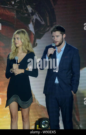 Die amerikanische Schauspielerin Nicola Peltz, Links, und Iren - amerikanische Schauspieler Jack Reynor nehmen an der Premiere für ihren Film, Transformatoren: Alter vom Aussterben bedroht, während Stockfoto