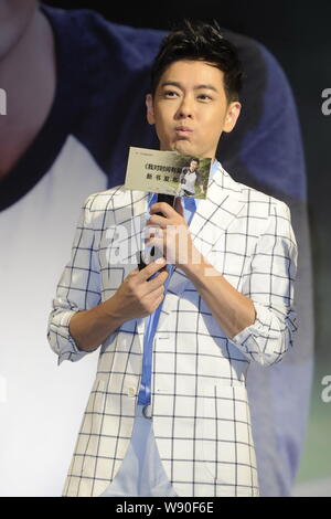 Taiwanesische Sänger und Schauspieler Jimmy Lin macht Gesichter während einer Pressekonferenz für seine Autobiographie in Peking, China, 27. Juni 2014. Stockfoto