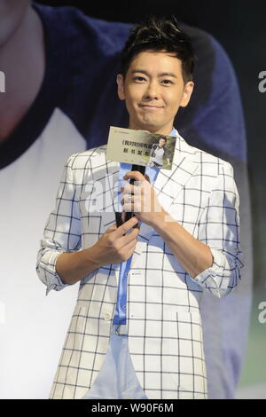 Taiwanesische Sänger und Schauspieler Jimmy Lin lächelt während einer Pressekonferenz für seine Autobiographie in Peking, China, 27. Juni 2014. Stockfoto