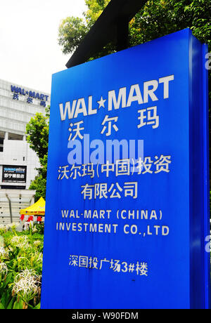 ---- Blick auf ein Schild von Wal-Mart (China) Investment Co., Ltd. in Dongguan City, South China Guangzhou Provinz, 14. Juli 2011. Ein Shenzhen Bra Stockfoto