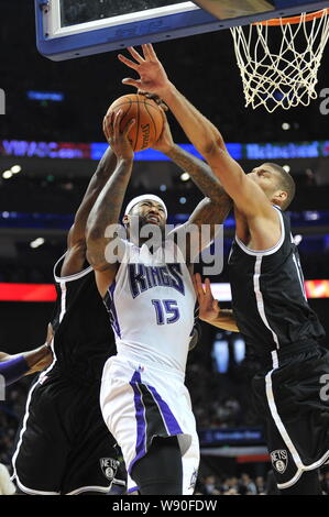 DeMarcus Cousins von Sacramento Kings, Mitte, Herausforderungen Brook Lopez, rechts, und ein anderer Spieler von Brooklyn Nets während eines NBA-Ausstellung Spiel in Shan Stockfoto