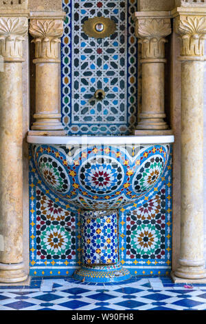 Öffentliche Wasserbecken mit blauen Mosaiken im arabischen Stil liefern frisches Wasser an heißen Tagen Stockfoto
