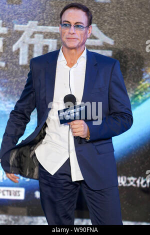Usa Hollywood action star Jean-Claude Van Damme stellt während einer Pressekonferenz für den Film "Der Pancake Man' in Peking, China, 25. November 2014. Stockfoto