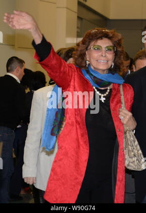 Die italienische Schauspielerin Sophia Loren Wellen nach am Taiwan Taoyuan International Airport in Taipei, Taiwan, 2. November 2014 ankommen. Stockfoto