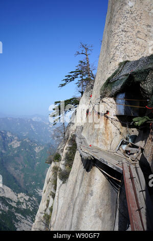 Blick auf einen Wanderweg auf den Berg Huashan, oder Huashan Berg, in Xian, Provinz Shaanxi im Nordwesten Chinas, 17. April 2013. Stockfoto