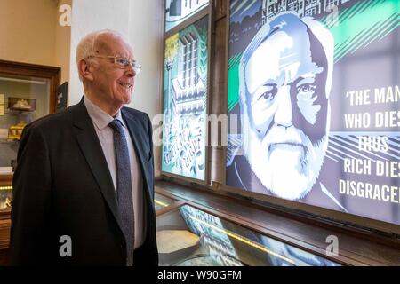 Dunfermline, UK. 12 Aug, 2019. Sir Ian Wood hat angekündigt worden als eines der Empfänger der Carnegie Medal der Philanthropie in der Carnegie Birthplace Museum in Dunfermline. Die anderen Medaillengewinner, die auch Ihre Auszeichnungen im Rahmen einer Feierstunde in New York im Oktober erhalten, sind Anne G Earhart, Mellody Hobson und George Lucas, Marie - Josee und Henry Kravis, Morton R L Mandel, Robert F Smith und Dr. Leonard Abschleppen. Im Bild: Sir Ian Wood an der Carnegie Birthplace Museum Credit: Rich Dyson/Alamy leben Nachrichten Stockfoto