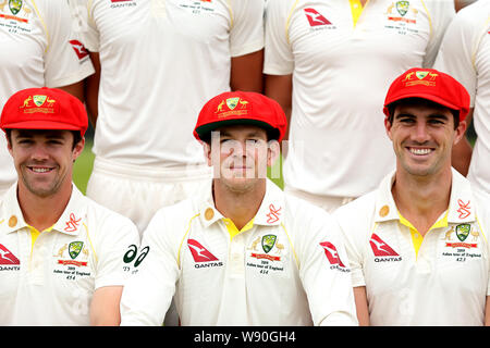 Australiens Tim Paine (Mitte), Travis Kopf (links) und Pat Cummins (rechts) posieren für ein Team Foto tragen die rote Kappen, die an Tag zwei des zweiten Tests für Ruth Strauss Stiftung bei Herrn's, London getragen wird. Stockfoto