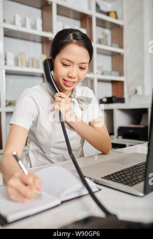 Rezeptionist Prüfung Notizen in Planer Stockfoto