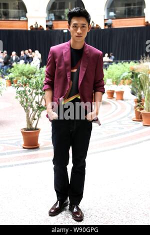 Chinesische Sänger Wei chen Posen bei Paul Smith Fashion Show im Frühjahr/Sommer 2015 Paris Mens Fashion Week in Paris, Frankreich, 29. Juni 2014. Stockfoto