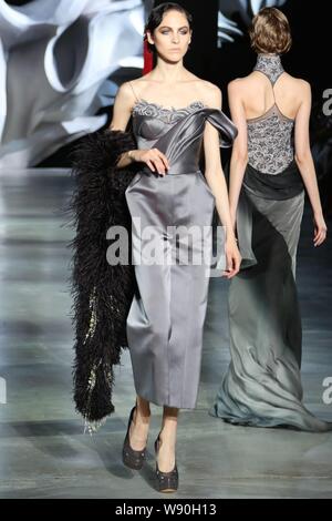 Ein Modell zeigt eine neue Schöpfung durch Ulyana Sergeenko in seiner Herbst/Winter 2014 der Haute Couture Fashion Show in Paris, Frankreich, 8. Juli 2014. Stockfoto