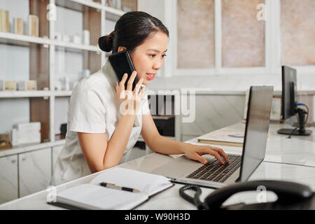 Rezeptionist Prüfungsschema und Beantworten von Anrufen Stockfoto