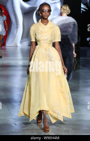 Ein Modell zeigt eine neue Schöpfung durch Ulyana Sergeenko in seiner Herbst/Winter 2014 der Haute Couture Fashion Show in Paris, Frankreich, 8. Juli 2014. Stockfoto