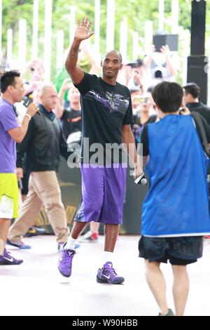 NBA Superstar Kobe Bryant, Mitte, Wellen zu Ventilatoren an einem Fan Meeting während seiner Reise nach China in Shanghai, China, 2. August 2014. Stockfoto