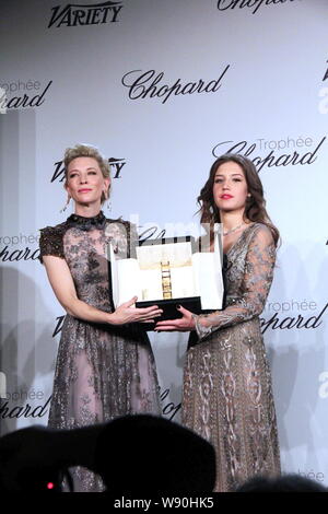 Australische Schauspielerin Cate Blanchett, Links, präsentiert die Chopard Trophäe zu französische Schauspielerin Adele Exarchopoulos bei einer Preisverleihung während des Th Stockfoto