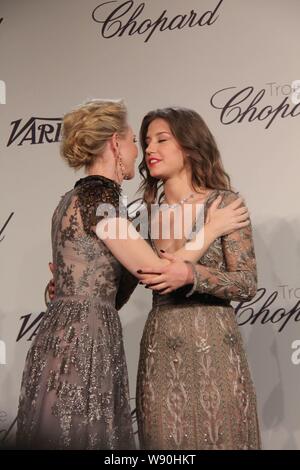 Australische Schauspielerin Cate Blanchett, Links, beglückwünscht die französische Schauspielerin Adele Exarchopoulos auf dem Gewinnen des Chopard Trophäe bei einer Preisverleihung cerem Stockfoto