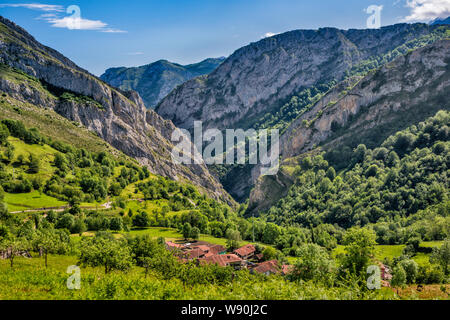 Dorf von Viego, Calmayor Crag, Desfiladero de Los Beyos (Los Los Beyos verunreinigt) hinter, Ausläufer der Picos de Europa, Ponga Naturpark, Asturien, Spanien Stockfoto