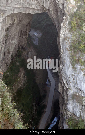 Ein Helikopter fliegt durch einen Berg Höhle zu Film Szenen während der Dreharbeiten für den Film, Transformatoren 4: Alter vom Aussterben bedroht, bei den drei Natu Stockfoto