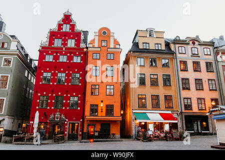 Stockholm, Schweden, 7. Juni 2019: alten bunten Häuser auf dem Platz Stortorget in Gamla Stan. Stockfoto