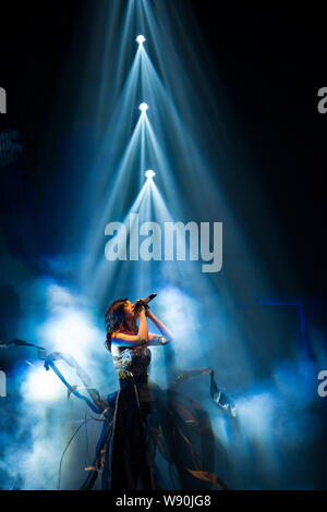 Hong Kong Sänger Gloria Tang Tsz-kei führt bei ihrem Konzert in Macau, China, 2. Mai 2014. Stockfoto