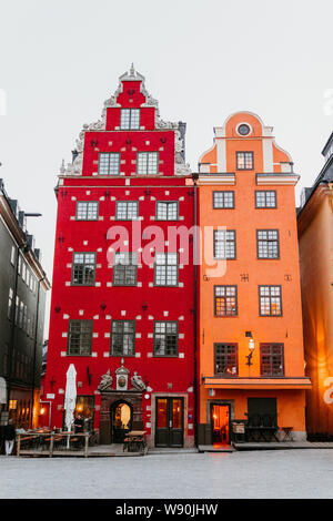 Stockholm, Schweden, 7. Juni 2019: alten bunten Häuser auf dem Platz Stortorget in Gamla Stan. Stockfoto