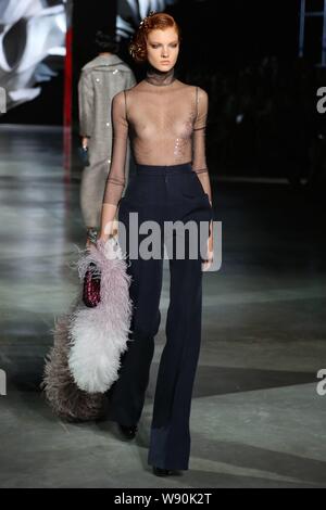 Ein Modell zeigt eine neue Schöpfung durch Ulyana Sergeenko in seiner Herbst/Winter 2014 der Haute Couture Fashion Show in Paris, Frankreich, 8. Juli 2014. Stockfoto