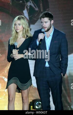 Die amerikanische Schauspielerin Nicola Peltz, Links, und Iren - amerikanische Schauspieler Jack Reynor nehmen an der Premiere für ihren Film, Transformatoren: Alter vom Aussterben bedroht, während Stockfoto