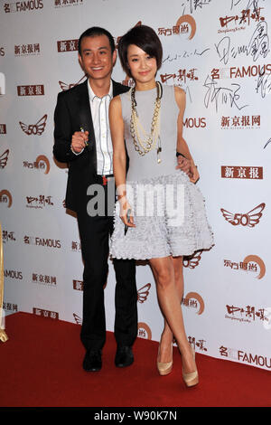 ------ Chinesische Schauspieler Wen Zhang, Links und seine Schauspielerin Frau Ma Yili nehmen an der China 50 Schönsten Menschen Preisverleihung in Peking, China, 16 N Stockfoto