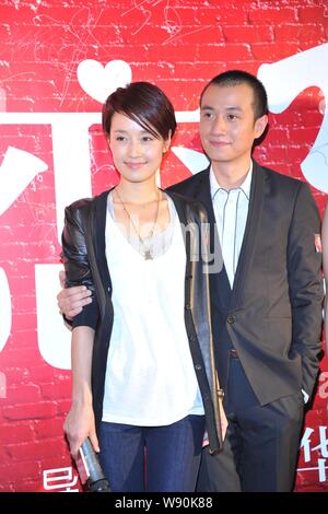 ------ Chinesische Schauspieler Wen Zhang, rechts, und seine Schauspielerin Frau Ma Yili besuchen eine Premiere für Wens neuer Film, die Liebe ist nicht blind, in Peking, China, 6. Nov. Stockfoto