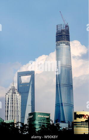 Die Shanghai Tower, dem höchsten, der gekrönt hat, ist im Bau neben dem Shanghai World Financial Center, zweite links, Jinmao Tower, Links, Stockfoto