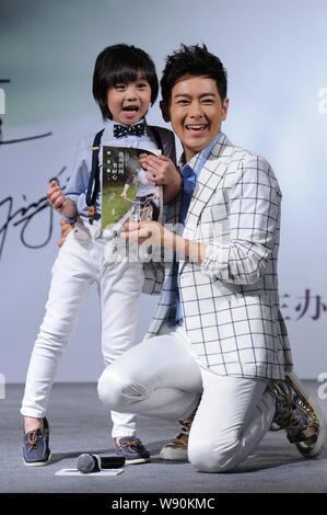 Taiwanesische Sänger und Schauspieler Jimmy Lin, rechts, und sein Sohn Kimi stellen während einer Pressekonferenz für Jimmys Autobiografie in Peking, China, 27. Juni 2014. Stockfoto