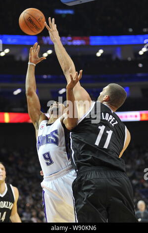 Ramon Sessions von Sacramento Kings, Links, Herausforderungen Brook Lopez von Brooklyn Netzen während ein NBA Spiel Messe in Shanghai, China, 12. Oktober 2014. Stockfoto