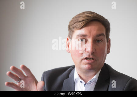 Düsseldorf, Deutschland. 12 Aug, 2019. Sebastian Hartmann, Vorsitzender der NRW-SPD, spricht über die Wohnungspolitik auf einer Pressekonferenz im Landtag. Credit: Rolf Vennenbernd/dpa/Alamy leben Nachrichten Stockfoto