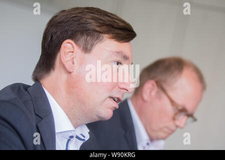 Düsseldorf, Deutschland. 12 Aug, 2019. Sebastian Hartmann (l), Vorsitzender der NRW-SPD und Jochen Ott, Stellvertretender Vorsitzender der SPD-Landtagsfraktion, sprechen über die Wohnungspolitik auf einer Pressekonferenz im Landtag. Credit: Rolf Vennenbernd/dpa/Alamy leben Nachrichten Stockfoto