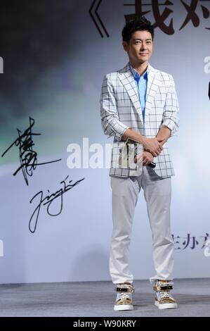 Taiwanesische Sänger und Schauspieler Jimmy Lin stellt während einer Pressekonferenz für seine Autobiographie in Peking, China, 27. Juni 2014. Stockfoto