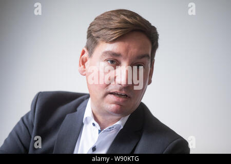 Düsseldorf, Deutschland. 12 Aug, 2019. Sebastian Hartmann, Vorsitzender der NRW-SPD, spricht über die Wohnungspolitik auf einer Pressekonferenz im Landtag. Credit: Rolf Vennenbernd/dpa/Alamy leben Nachrichten Stockfoto