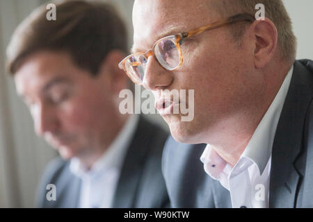 Düsseldorf, Deutschland. 12 Aug, 2019. Jochen Ott (l), Stellvertretender Vorsitzender der SPD-Bundestagsfraktion und Sebastian Hartmann, Vorsitzender der NRW-SPD, sprechen über die Wohnungspolitik auf einer Pressekonferenz im Landtag. Credit: Rolf Vennenbernd/dpa/Alamy leben Nachrichten Stockfoto