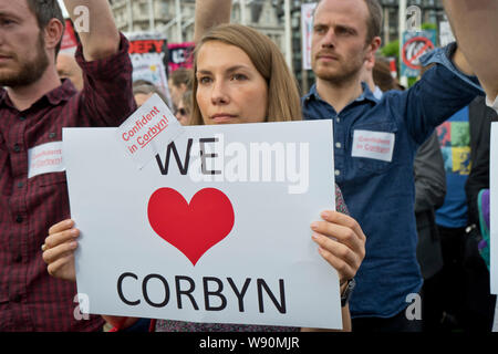 London, UK, 27. Juni 2016. Anhänger der Labour Party leader Jeremy Corbyn MP demonstrieren, außerhalb des Parlaments, ihn als Führer zu halten. Stockfoto