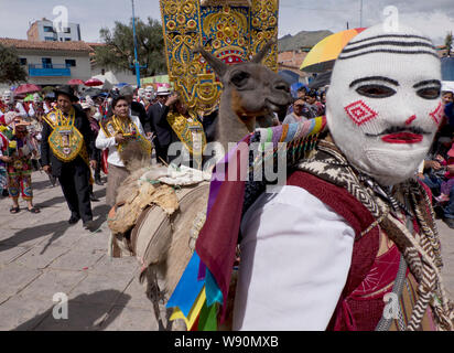 Tänzer und Publikum an der San Jacinto Fiesta in Cusco, Peru Stockfoto