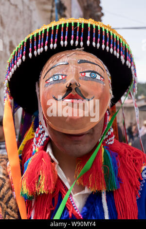 Tänzer und Publikum an der San Jacinto Fiesta in Cusco, Peru Stockfoto