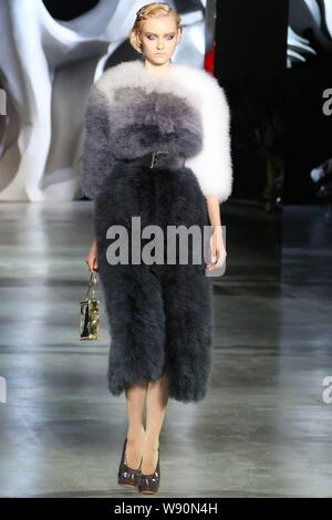 Ein Modell zeigt eine neue Schöpfung durch Ulyana Sergeenko in seiner Herbst/Winter 2014 der Haute Couture Fashion Show in Paris, Frankreich, 8. Juli 2014. Stockfoto