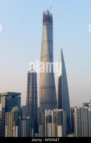 Die Shanghai Tower, dem höchsten, der gekrönt hat, ist im Bau neben anderen Wolkenkratzern und Hochhäusern in der Lujiazui Finanz Di Stockfoto