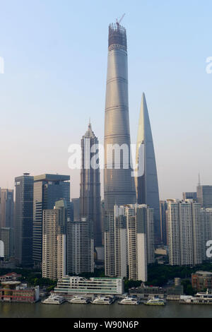 Die Shanghai Tower, dem höchsten, der gekrönt hat, ist im Bau neben anderen Wolkenkratzern und Hochhäusern in der Lujiazui Finanz Di Stockfoto