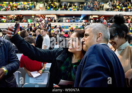 London, Vereinigtes Königreich. 28. April 2016. Arbeit Kandidat Sadiq Khan in selfie Fotos mit dem Publikum an der Londoner Bürger bürgermeisterlichen Debatte. Cooper Hall, Stratford. Stockfoto