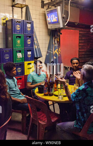 Wanderarbeiter in Little India an einem Sonntag Abend entspannen. Singapur Stockfoto