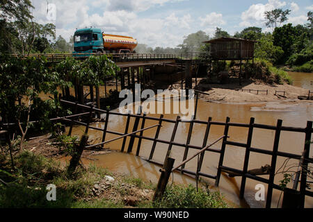 Gewinnung von Öl und Verunreinigungen der Amazon Huaorani Amerindians versuchen, durch eco zu überleben - Tourismus gegen die Bedrohung des Ölmultis. Yasuni Nationalpark. Amazonas Fotos von Julio Etchart zu Ihrem www.julioetchart.com Stockfoto