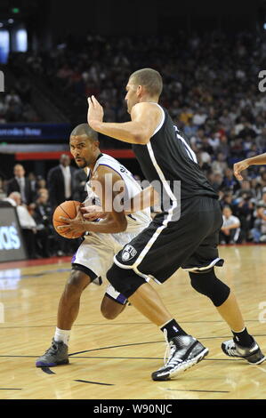 Ramon Sessions von Sacramento Kings, Links, Herausforderungen Brook Lopez von Brooklyn Netzen während ein NBA Spiel Messe in Shanghai, China, 12. Oktober 2014. Stockfoto
