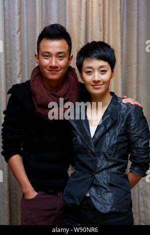 ------ Chinesische Schauspieler Wen Zhang, Links und seine Schauspielerin Frau Ma Yili eine Pressekonferenz für Ihre neue TV-Serie, ein wenig Papa, in Beijing, China teilzunehmen Stockfoto