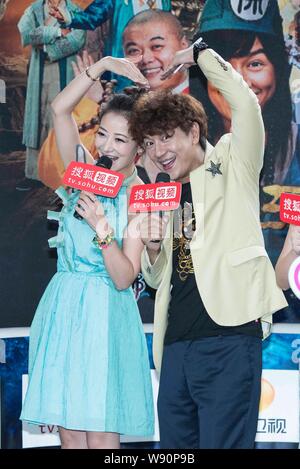 Hong Kong Schauspieler Benny Chan, rechts, und die chinesische Schauspielerin Chen Zihan stellen während einer Pressekonferenz für die Premiere ihres neuen TV-Drama "Neue Mad-Monk' Stockfoto